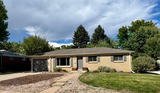 Building Photo - Large Single Family Home Available NOW!!