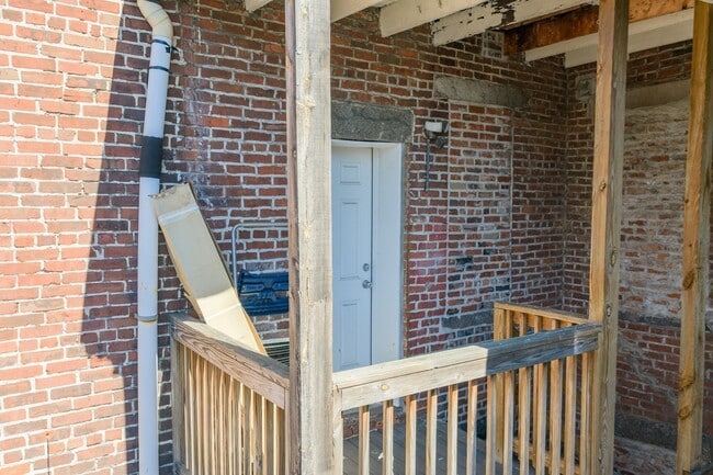 Building Photo - 28 Chelsea St