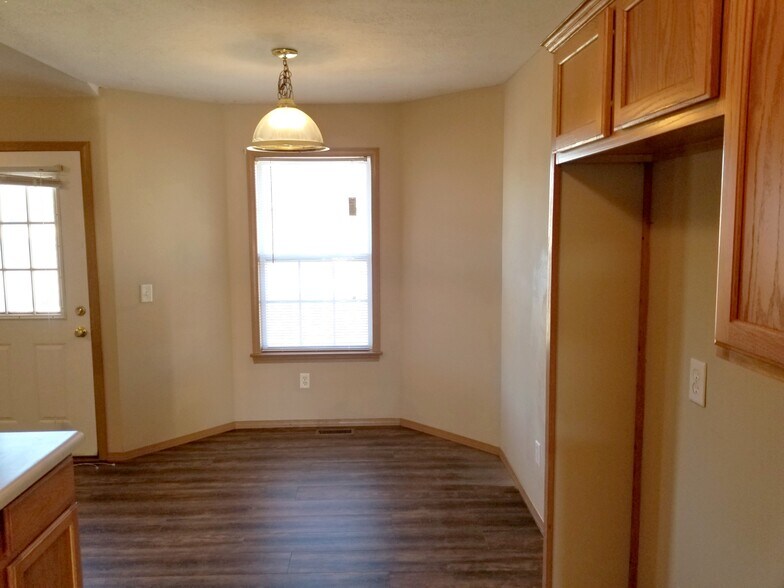 Building Photo - 813 N Pinewood Ave