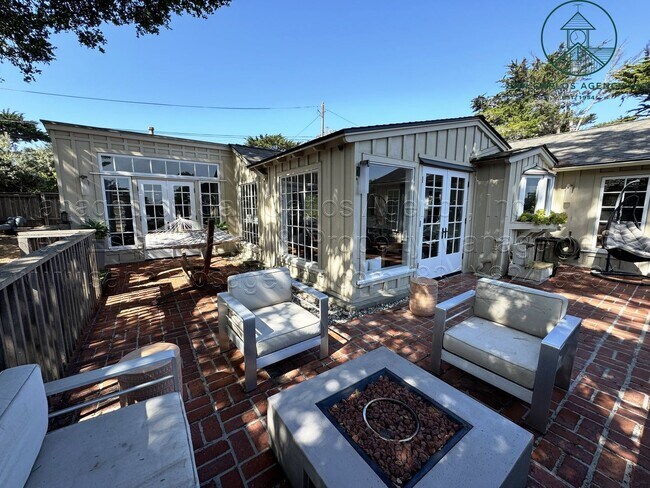 Building Photo - 3 Bed / 2 Bath Charming Carmel Point Home
