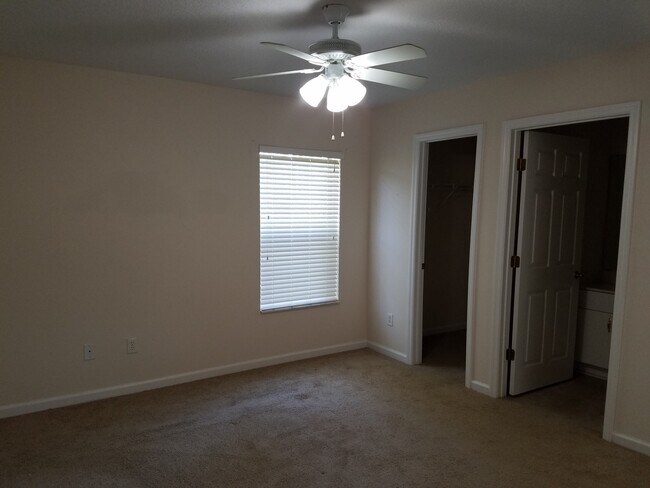 Building Photo - $1495 - 3/2/1 - Duplex Palm Coast - Move In Special