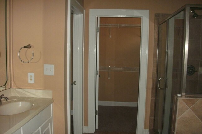 Building Photo - Beautiful Town Home