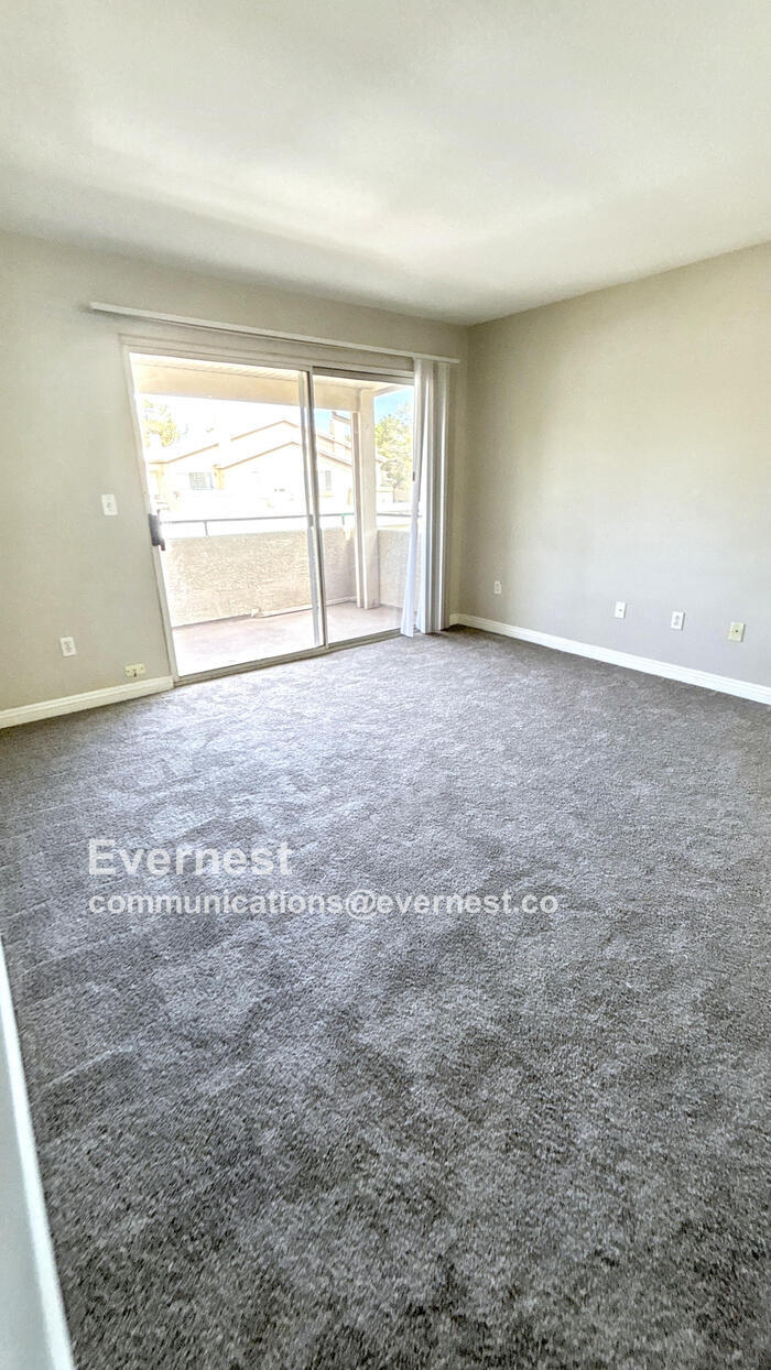 Building Photo - 5710 E Tropicana Ave