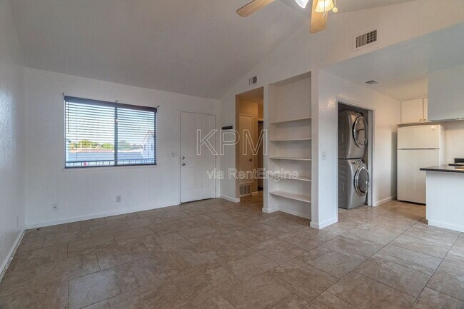 Building Photo - 445 Almond Dr