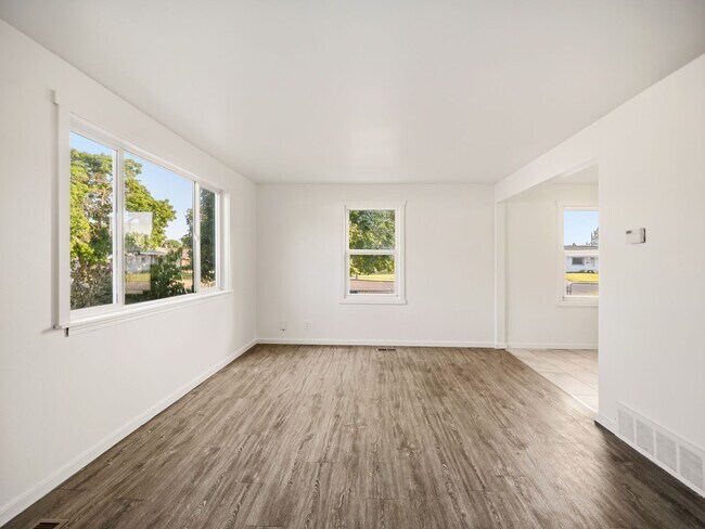 Building Photo - 6011 N Braeburn Dr