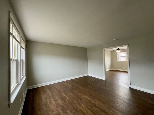 Building Photo - Spacious 3Bed/1.5Bath in Woodlawn
