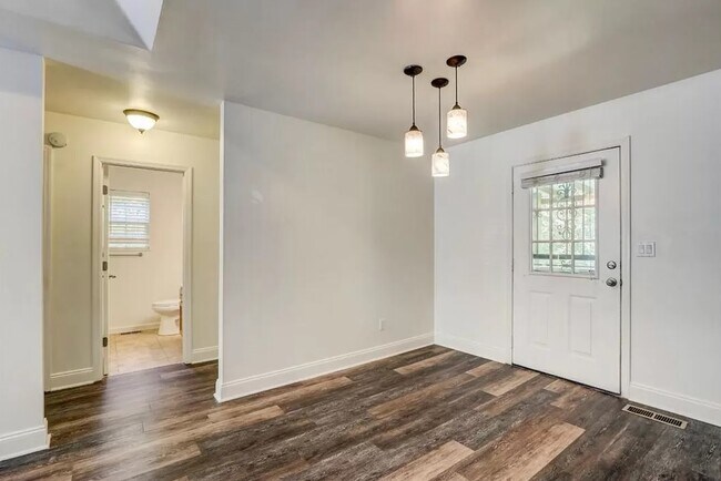 Building Photo - 100 Sadler Ct