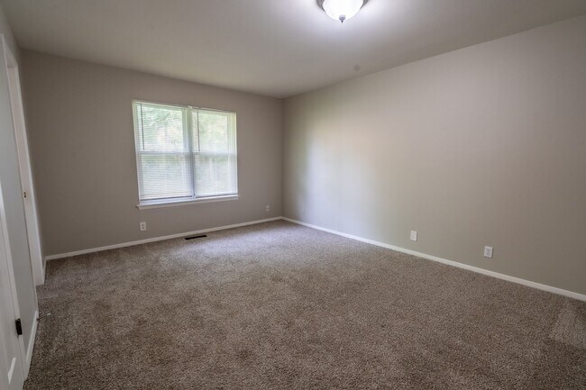 Building Photo - 4 Bed / 2 Bath In South Tulsa!
