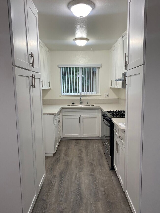 Building Photo - 14300A