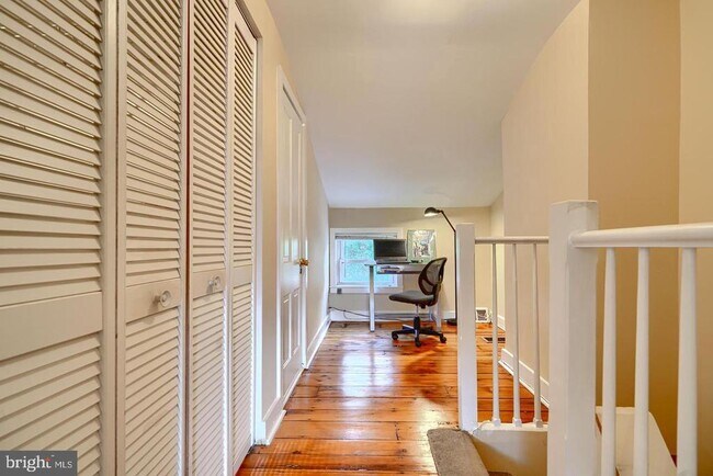 Building Photo - 1806 Bank St