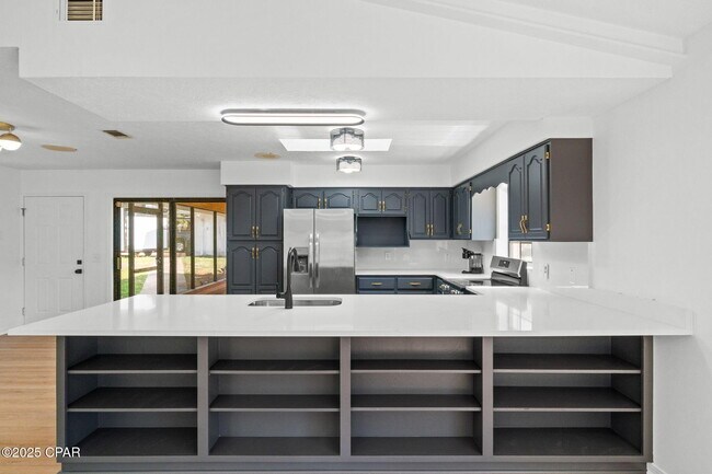 Building Photo - 224 E Lakeshore Dr