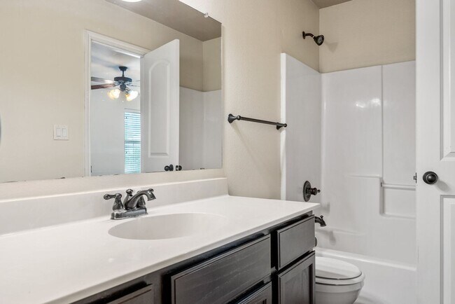 Building Photo - Available Now! Nice 3 Bedroom, 2.5 Bath Duplex located in New Braunfels!
