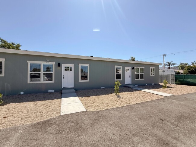 Building Photo - ~ AVAILABLE NOW ~ DUPLEX (LEFT)
