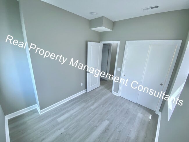 Building Photo - Renovated 3-Bedroom Home! Deposit Free Living Available via Obligo