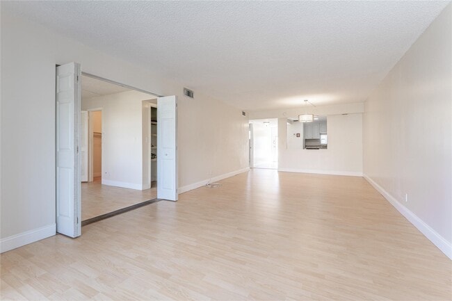 Building Photo - 9523 S Hollybrook Lake Dr