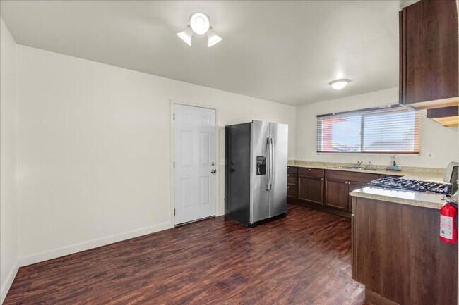 Building Photo - Upper Seaside 3 Bedroom / 1.5 Bath