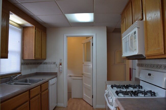 Building Photo - CUTE HOME IN SUGAR HOUSE / 2 CAR GARAGE / QUIET STREET