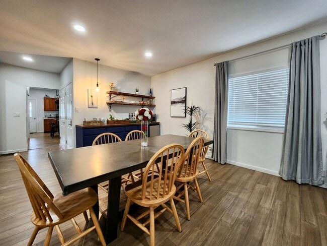 Building Photo - 4 bed 2.5 bath House | East Rochester | First Floor Laundry Hookups | Front and back covered porch