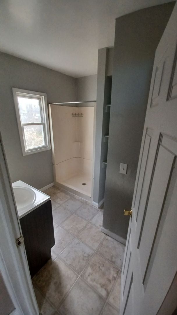 Building Photo - Spacious 4 Bedroom 2 bath house located ne...