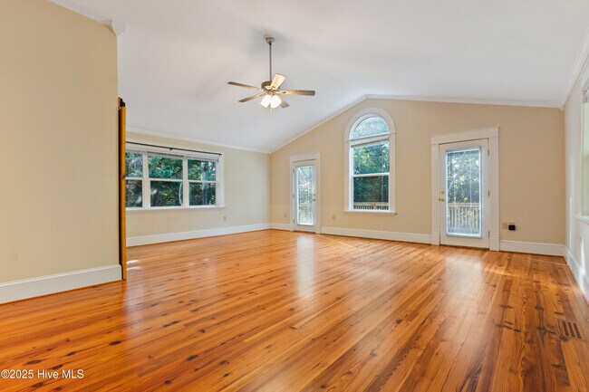 Building Photo - 160 N Rdg St