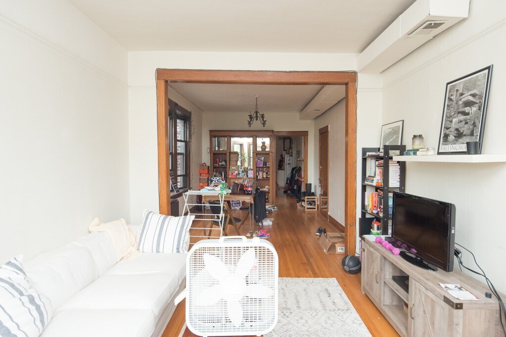 Building Photo - 1919 W Schiller St