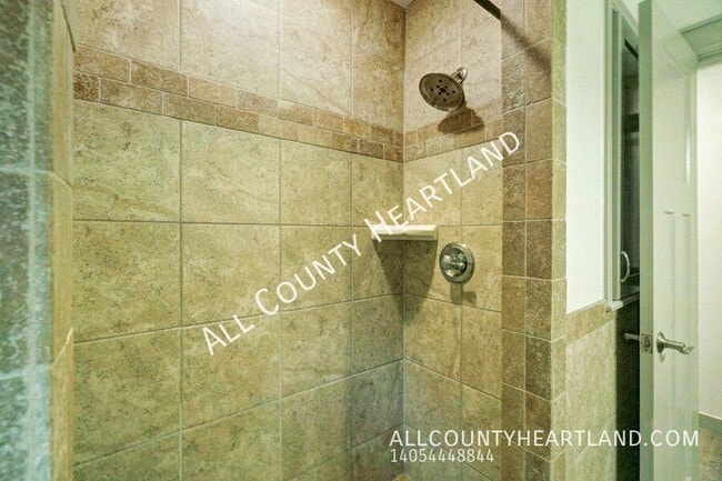 Building Photo - 330 E 6th St