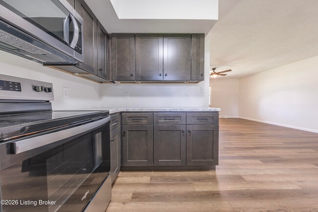 Building Photo - 309 E 6th St