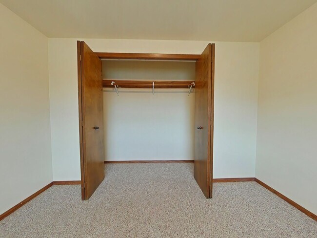 Building Photo - 2 Bedroom Apartment ~ Close to 9th Street
