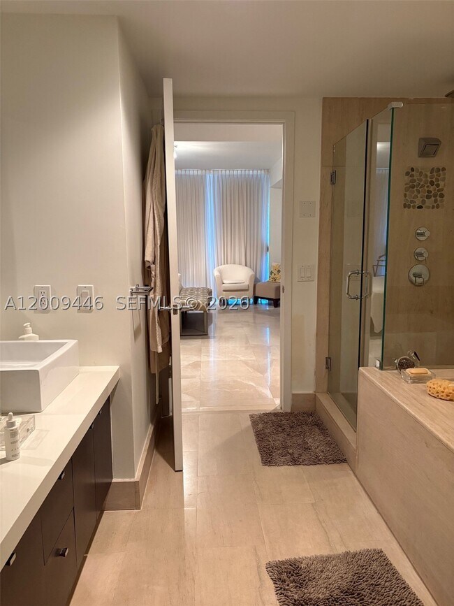 Building Photo - 5875 Collins Ave