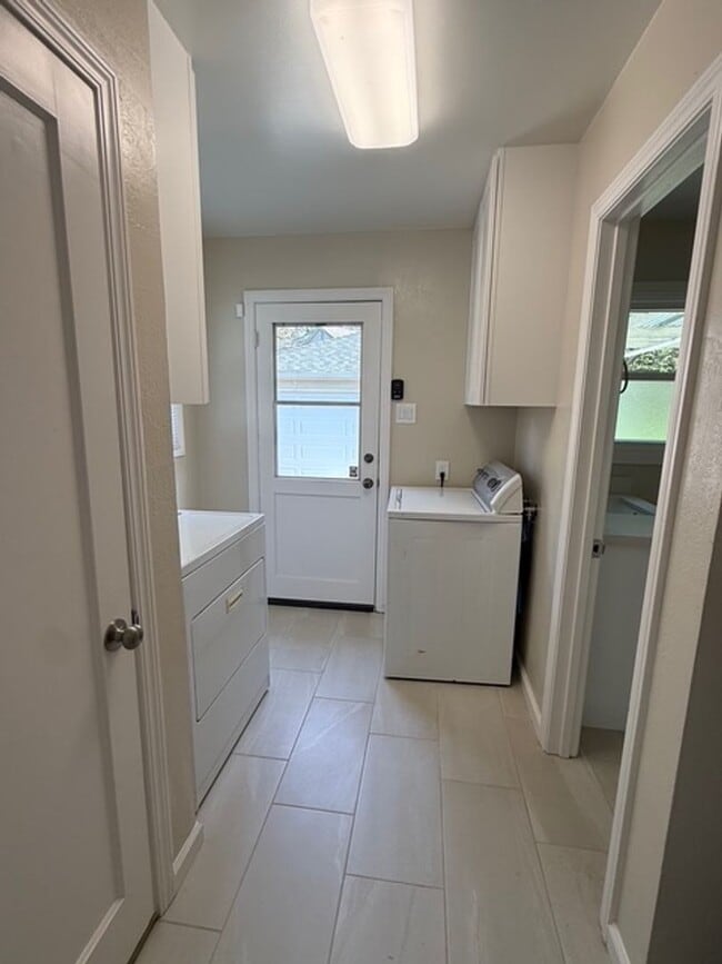 Building Photo - Beautifully Updated 3-Bedroom Home Next to Franklin Park