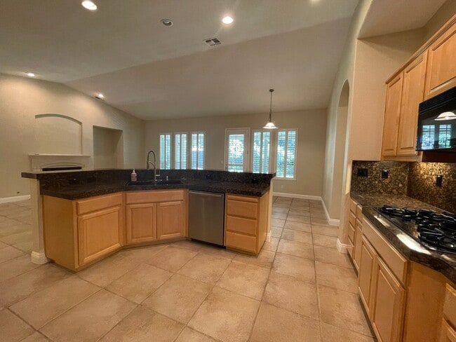 Building Photo - Stunning 4-Bedroom Home in Prime Folsom Location