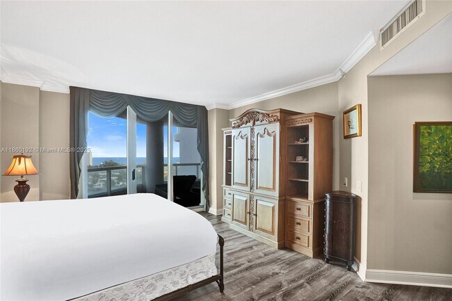 Building Photo - 21050 Point Pl