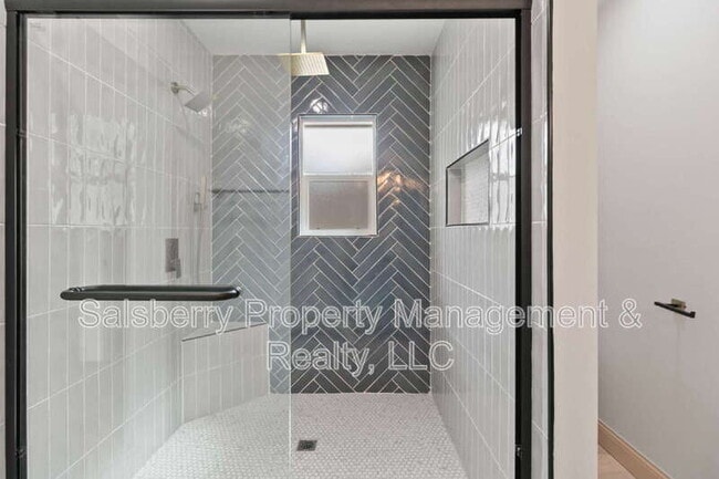 Building Photo - 2105 Tremont Ave