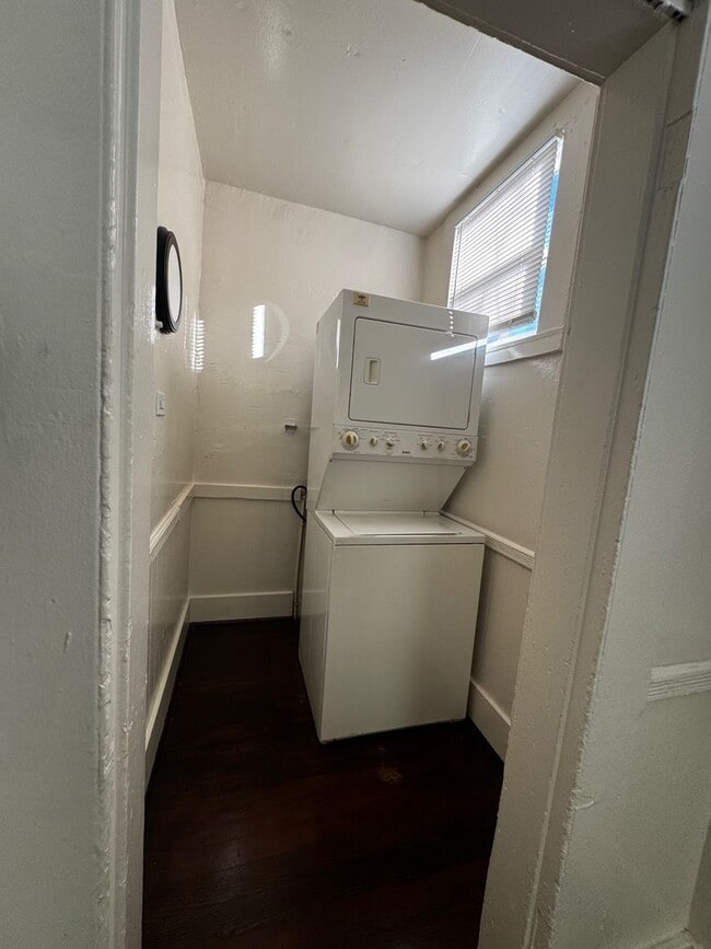 Building Photo - 1/2 Off First Month's Rent, 3 Bdrm, 1.5 Bath