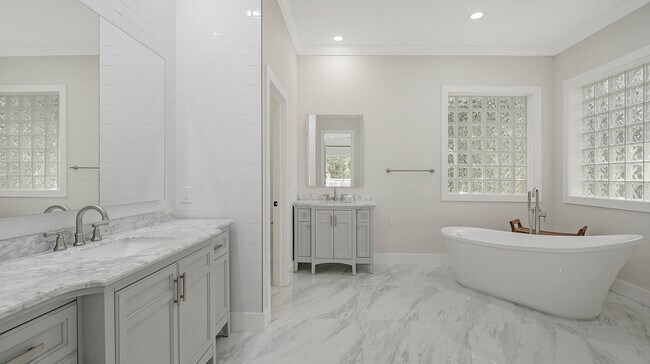 Building Photo - 6706 Oakmont Way