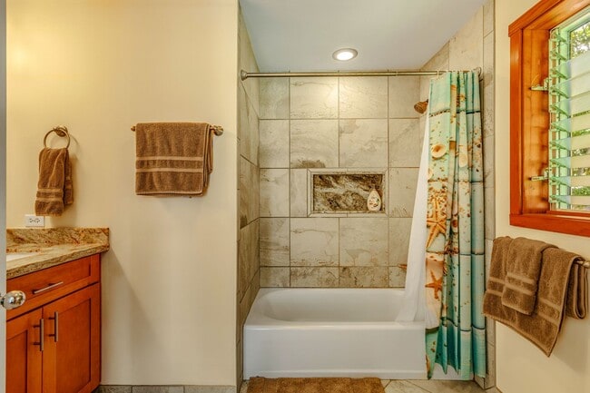 Building Photo - Your Perfect 2-Bed/2-Bath Duplex in Kailua Kona!