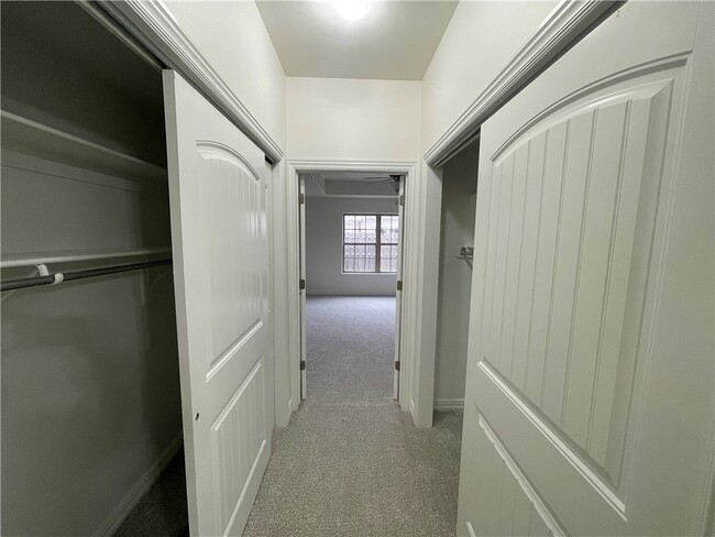 Building Photo - 2814 Vly W Ct