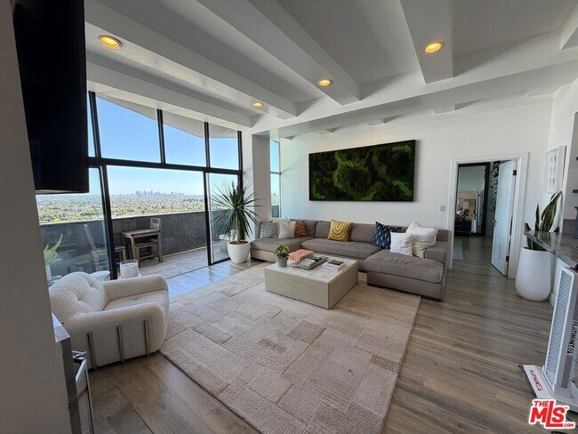 Building Photo - 1155 N La Cienega Blvd