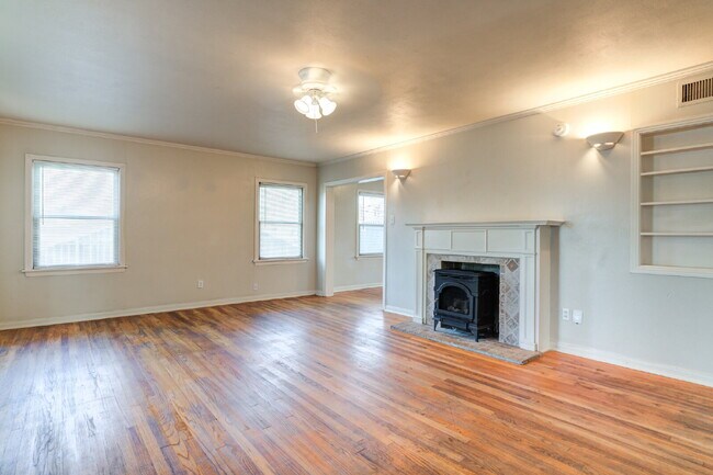 Building Photo - Pre-lease 2026! Corner lot house with Large bedrooms