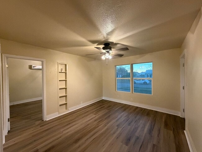 Building Photo - FIRST FLOOR UNIT WATER AND ELECTRICITY PAID!