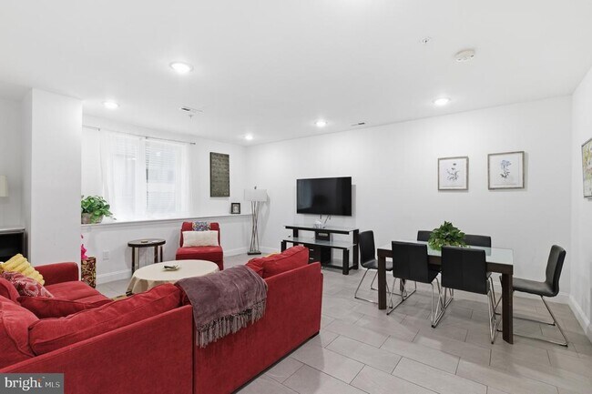 Building Photo - 925 N Broad St