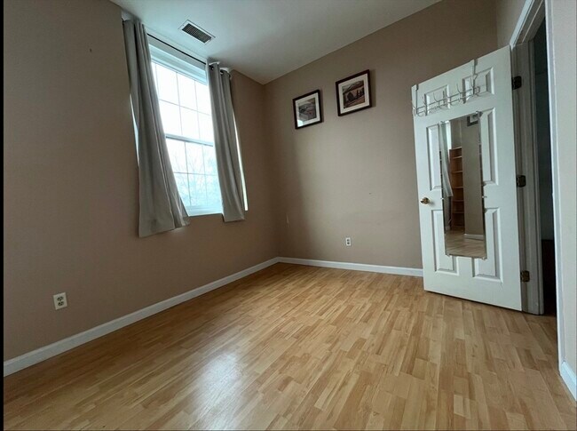 Building Photo - 21 Linden St