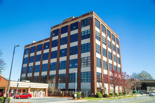 Building Photo - 715 N Graham St