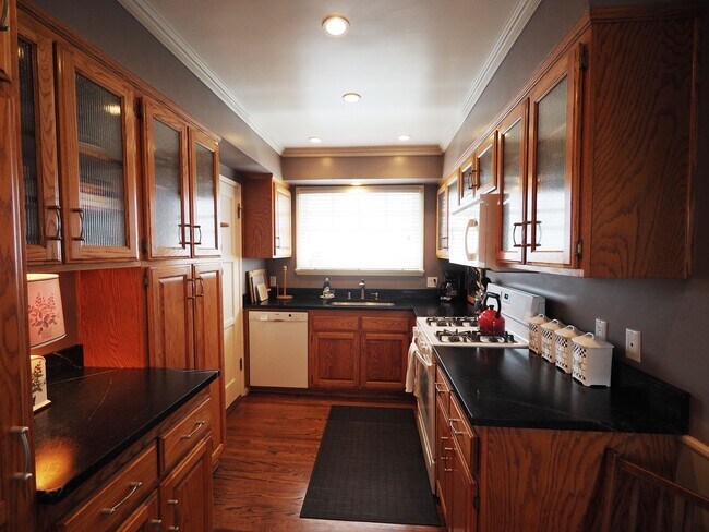 Bright full kitchen w/gas stove, oven, large refrigerator - 817 6th St