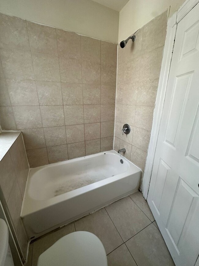 Building Photo - 3 BED 1 BATH HOME FOR RENT