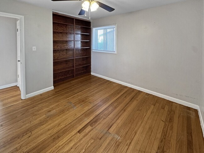 Building Photo - 1707 Buena Vista Cir SE