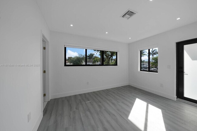 Building Photo - 1103 SW 12th St