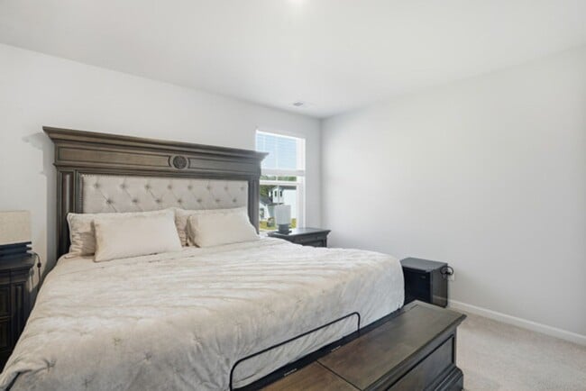 Building Photo - New Hampstead Beauty