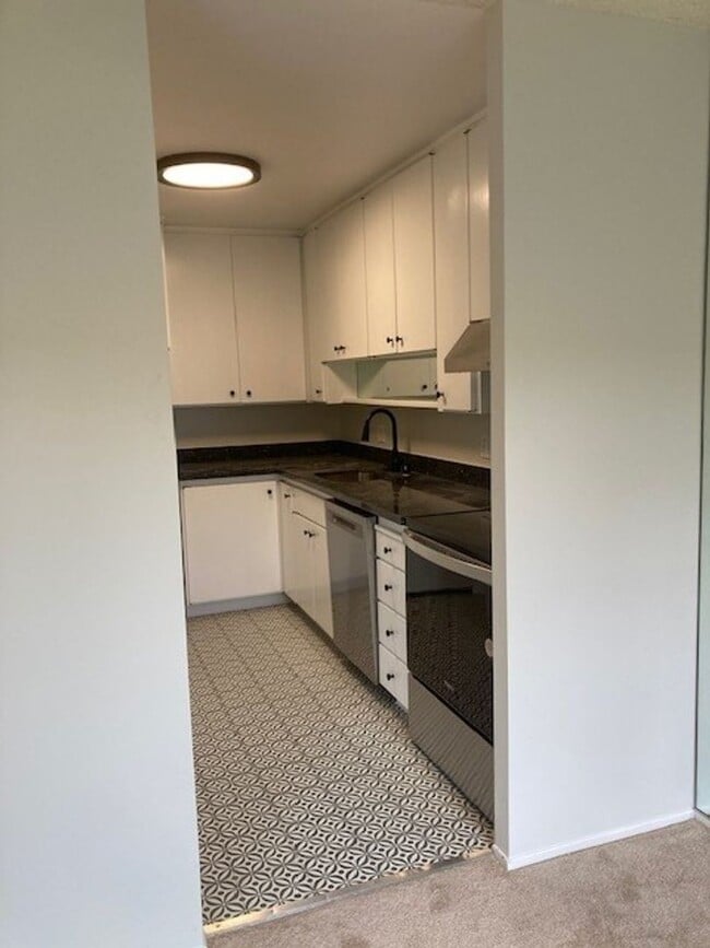 Building Photo - Updated extra large one bedroom at Woodlake