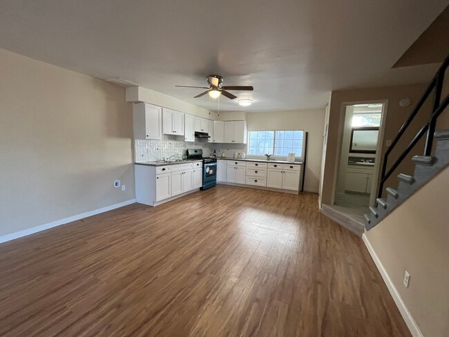 Primary Photo - 6939 Hazeltine Ave